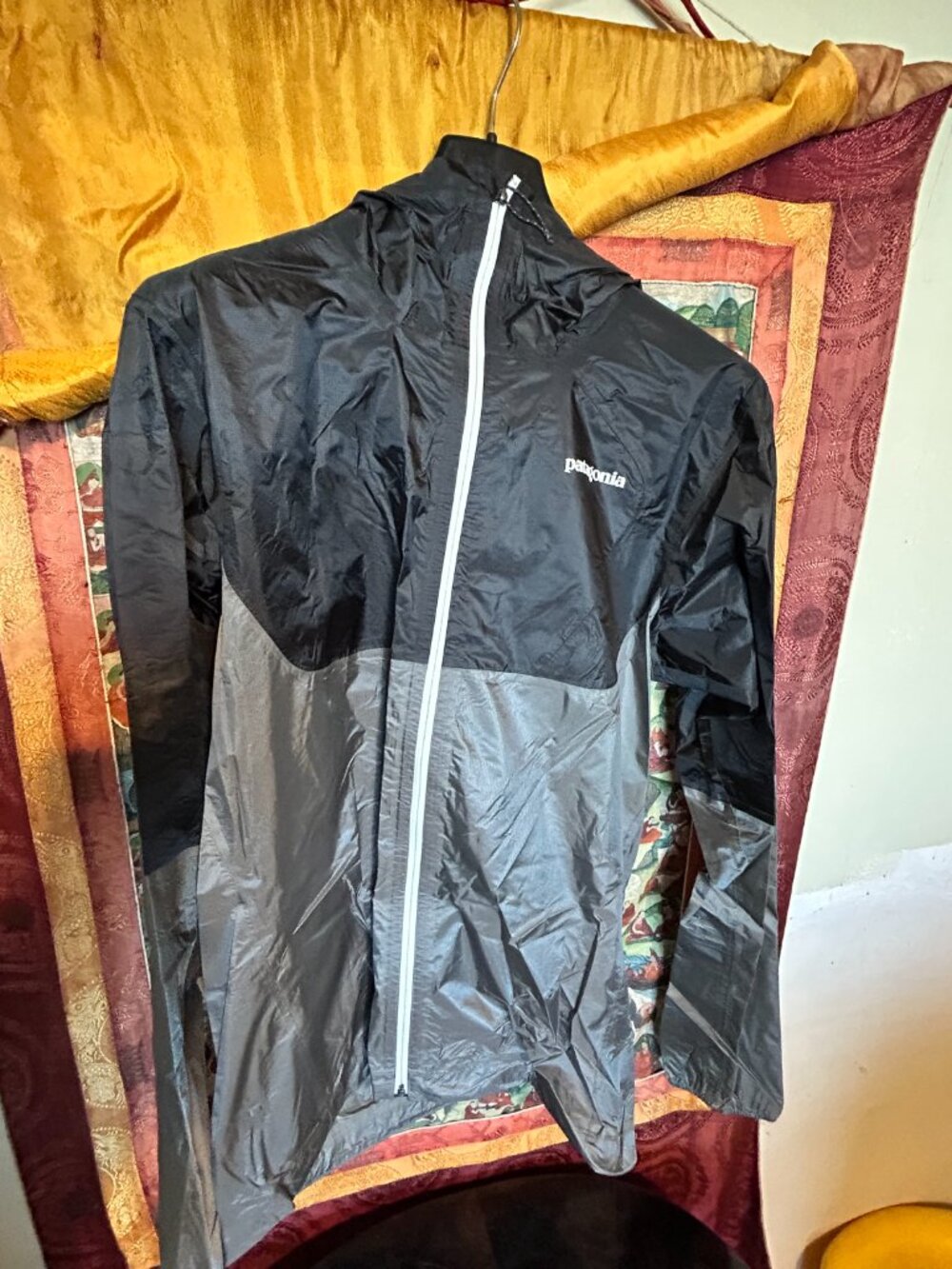 Patagonia Men's Lightweight Windbreaker Jacket – Black / Gray